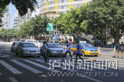 四川警察學(xué)院前的斑馬線沒有紅綠燈，但過往車輛見到有行人過斑馬線都會禮讓行人